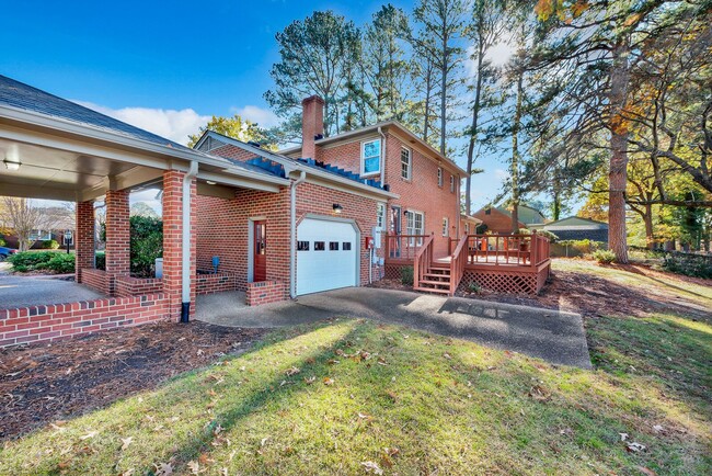 Building Photo - Gorgeous Waterfront Home!