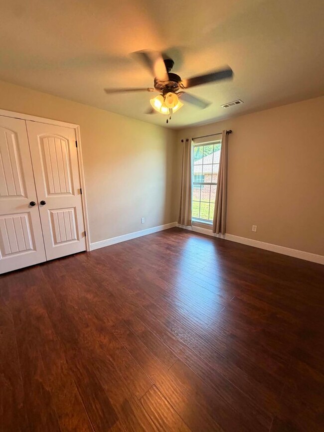 Building Photo - 1104 Lakeview Dr.