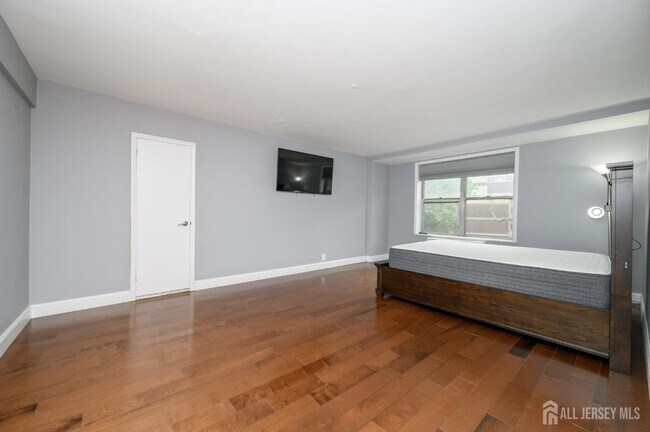 Building Photo - 301 Beech St