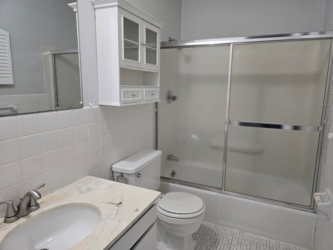 Building Photo - 5570 Shorewood Ln