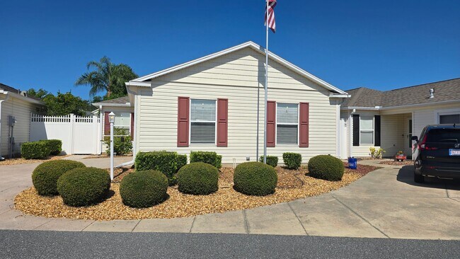 Building Photo - 2 bedroom 2 bath located in Ashleigh Villas