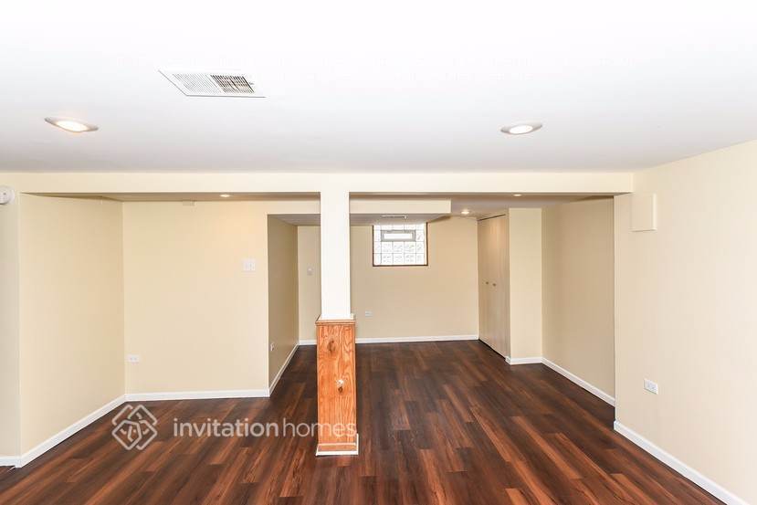 Building Photo - 9625 S Maplewood Ave