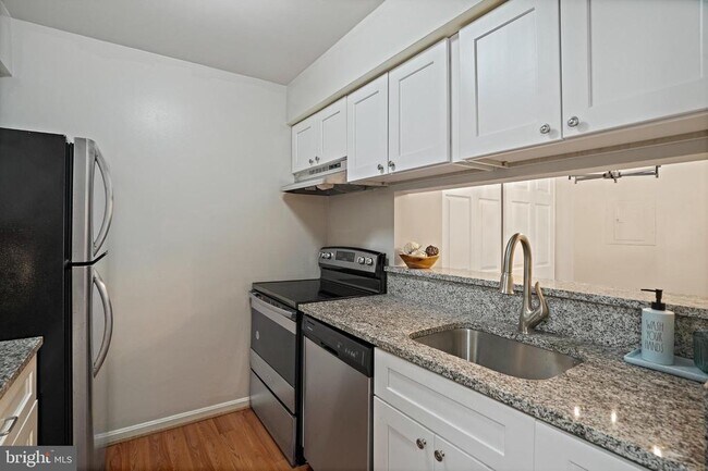 Building Photo - 1605 Carriage House Terrace
