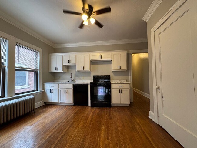 Building Photo - 2773 Hampshire-Unit 8