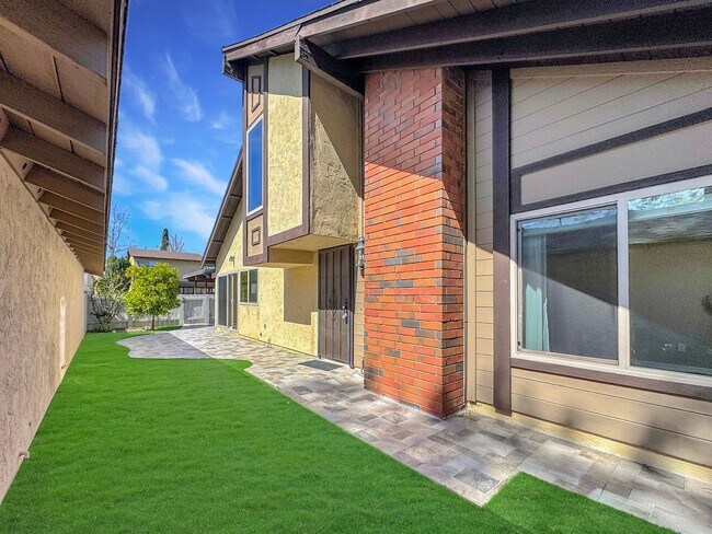 Building Photo - Beautiful 4B 2BA Home w/ AC, W/D, & Solar Panels!