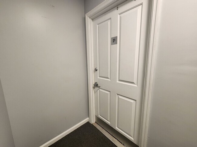 Building Photo - TWO BEDROOM APARTMENT MAIN & MARKET STREETS