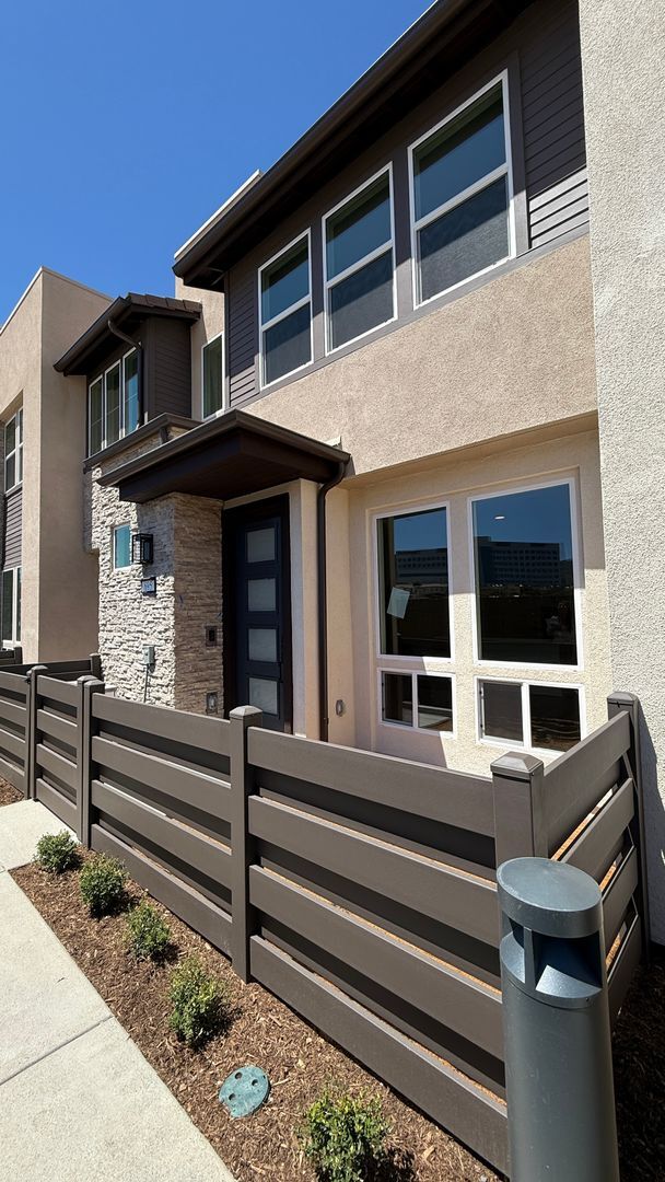 Primary Photo - Stunning 3 bedroom, 2.5 bathrooms, 2 story...