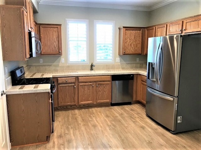 Building Photo - UPDATED 3 BED, 2.5 BATH, 1127 SQ FT