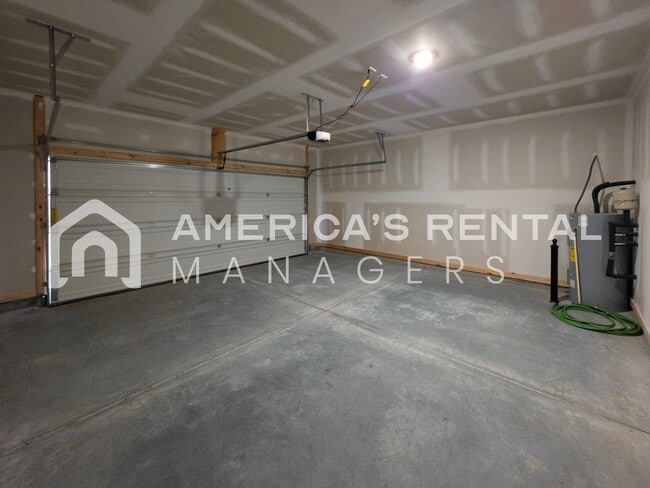 Building Photo - DEPOSIT PENDING! Spacious Home for Rent in Calera, AL!