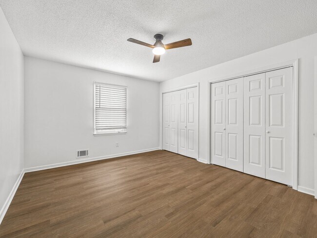 Building Photo - Freshly renovated 2 bed 2 bath home-$500 off first month rent!!