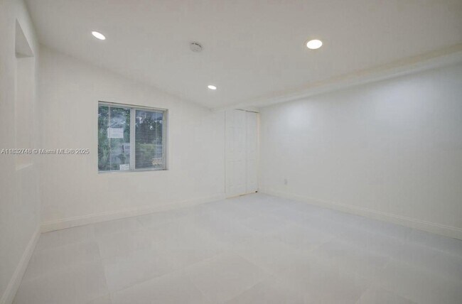 Building Photo - 1101 NW 14th Ct