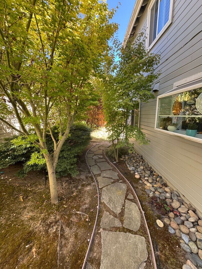 Building Photo - Beautiful 3bd/2.5 bath Townhome