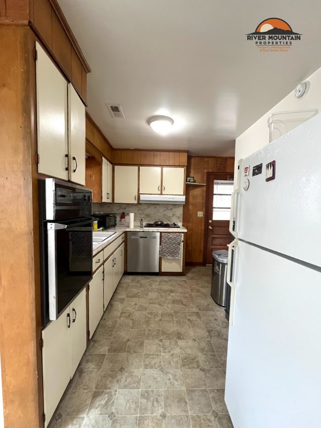 Building Photo - 3 Bedroom Home with Carport in Blacksburg