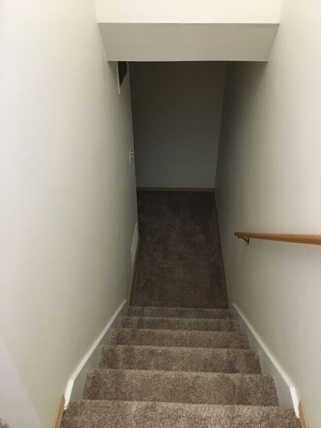 Building Photo - 1050 S Westcliff Pl