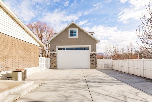 Building Photo - Stunning Above-Garage Apartment In Excelle...