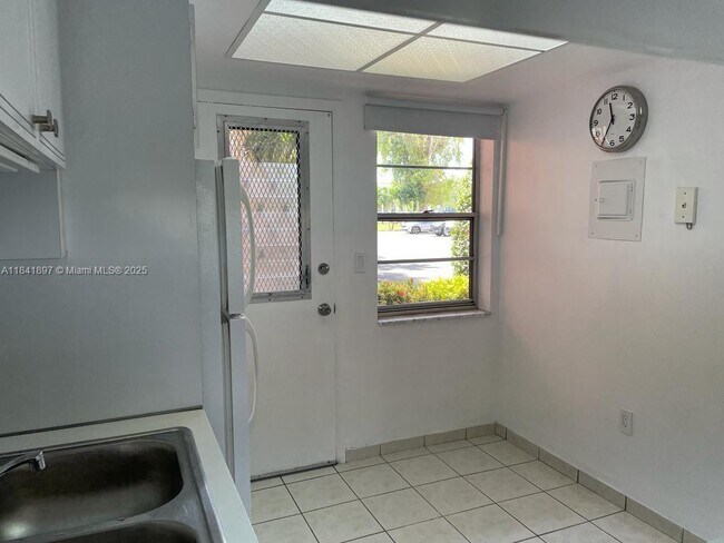 Building Photo - 1591 NE Miami Gardens Dr