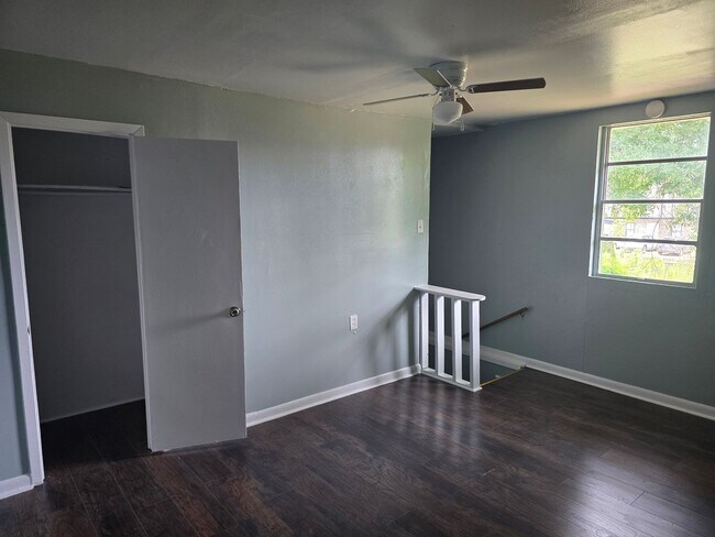 Building Photo - Spacious 4 bedroom/1 bath home with Centra...
