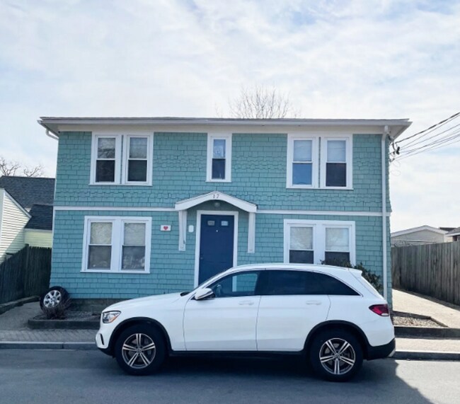 Building Photo - 17 Uni