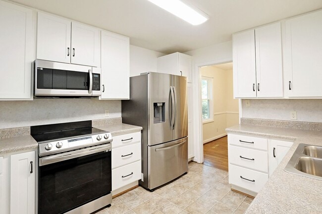 Building Photo - Move-in Ready Small Pet-Friendly Home