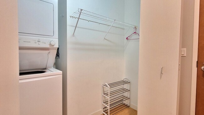 Building Photo - 235 W Van Buren St