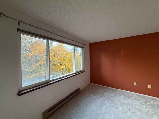 Building Photo - Lovely 2-Bedroom End Unit Condo in Cedarwo...