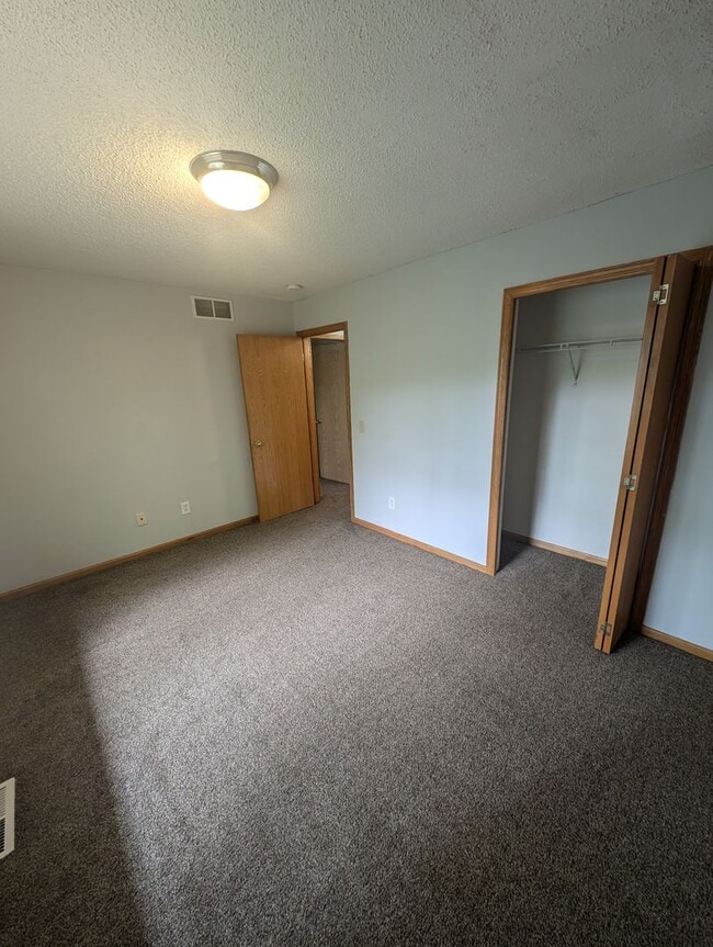 Building Photo - Updated 3BR Townhome in Eagan – Close to S...