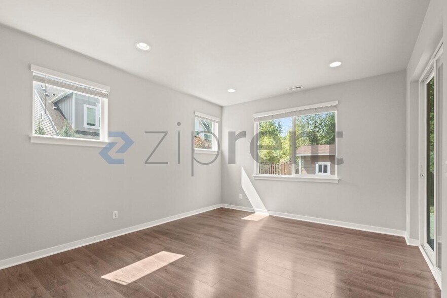 Building Photo - Unit