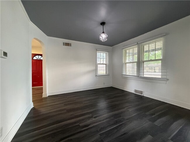Building Photo - 1095 S Ray Ave