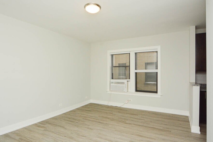 Building Photo - 706 W Brompton Ave