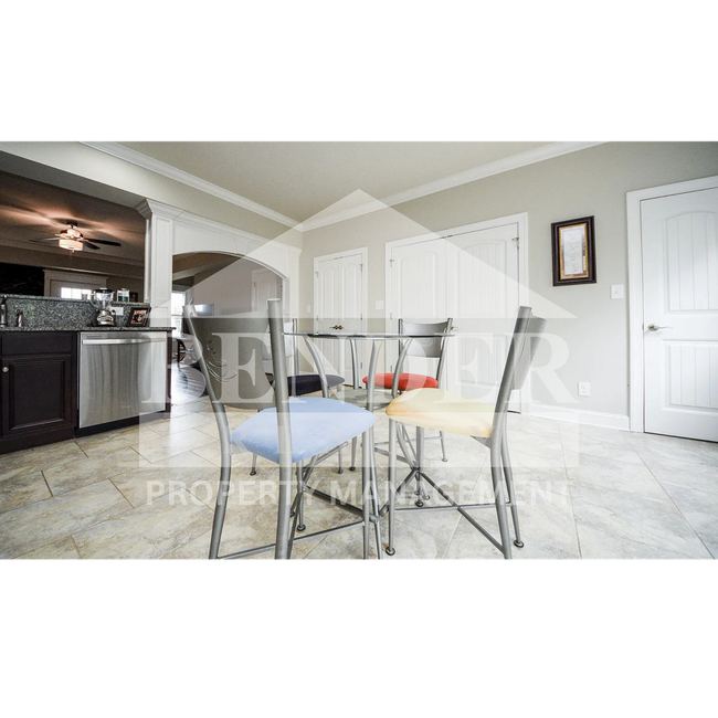 Building Photo - 246 NE Bellingham Dr