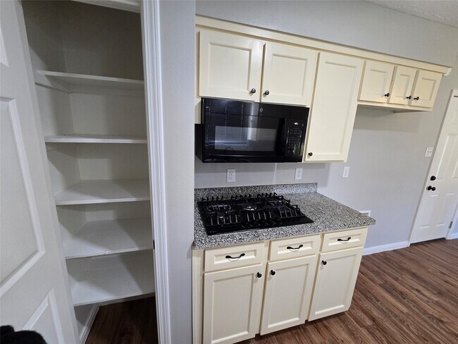 Building Photo - 1411 Dorsetshire Dr