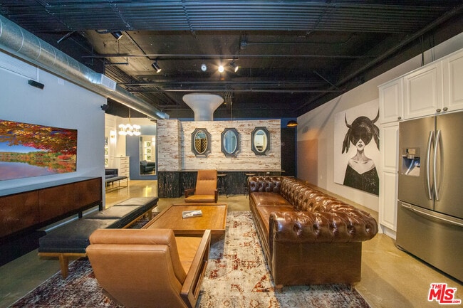 Primary Photo - 530 Molino St