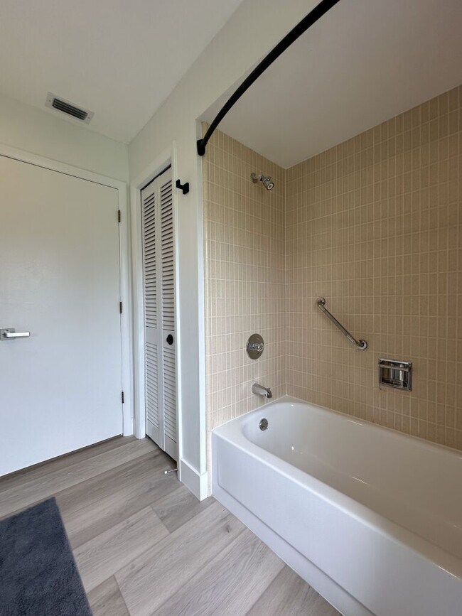 Building Photo - 2780 Landmark Dr