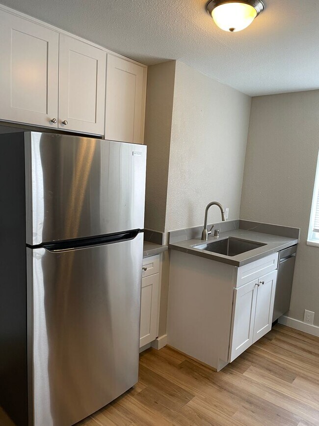 Building Photo - 1/2 Off First Month's Rent! Renovated Grou...