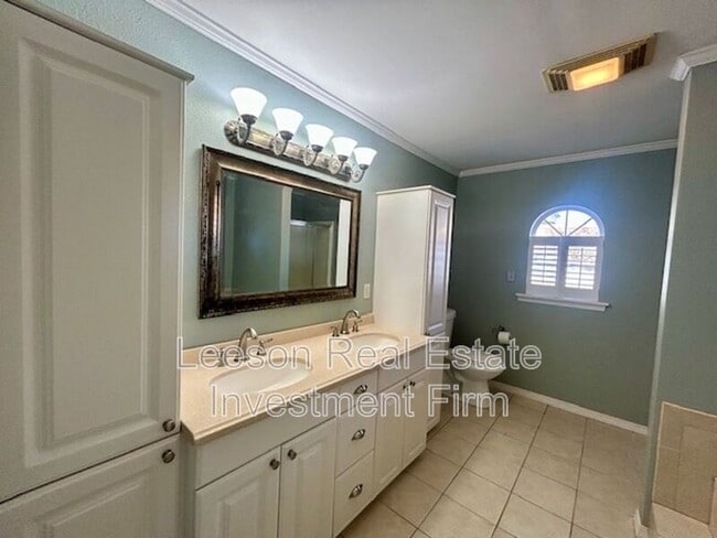 Building Photo - 3715 Greenway Pl