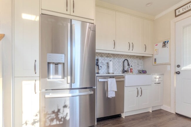 Building Photo - Immaculate 3 bedroom 1 Bathroom - Full House