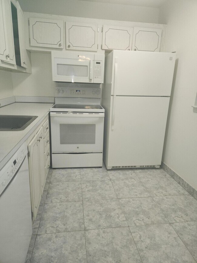 Building Photo - 700 Village Green Ct