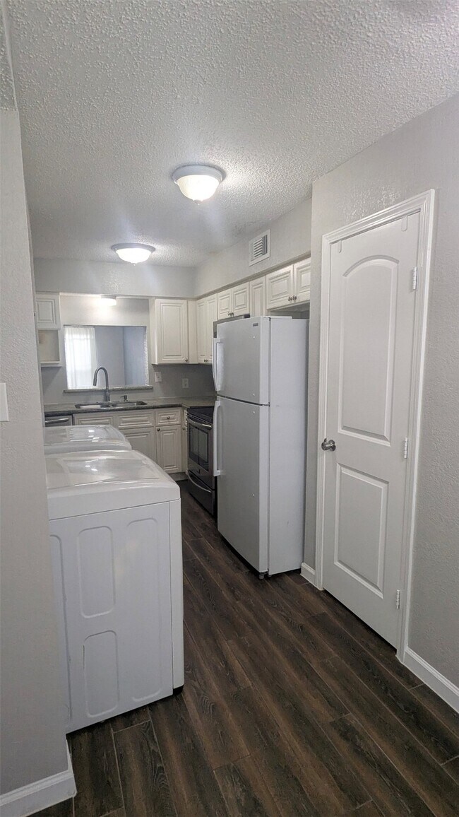 Building Photo - 2112 Greenbriar Colony Dr