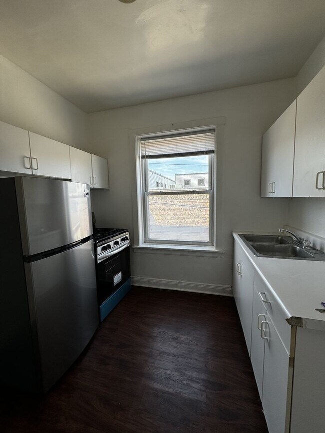 Building Photo - 4408 N Winchester Ave