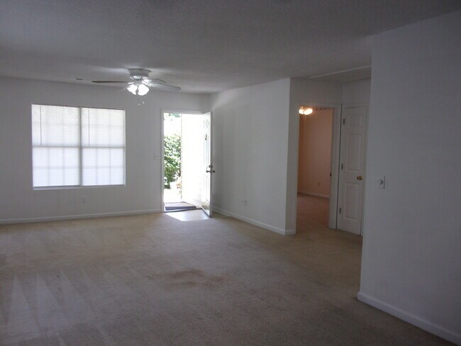 Building Photo - 2 Bedroom 2 Bath Duplex near Cherry Park