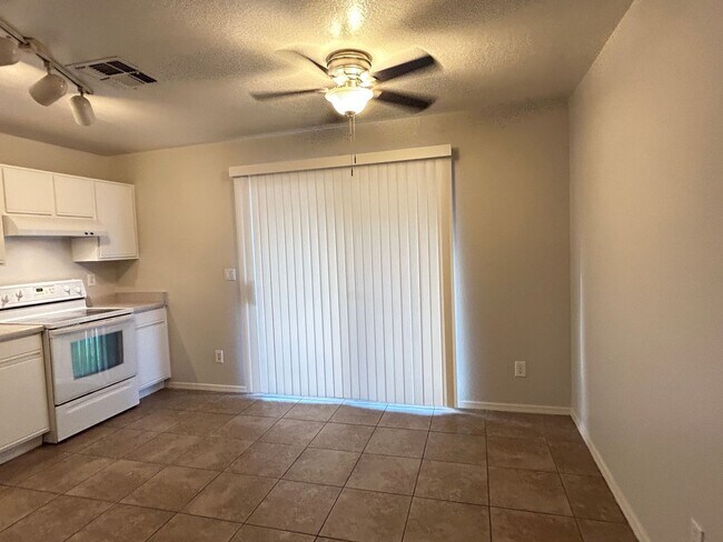 Building Photo - Charming Pocket Neighborhood.