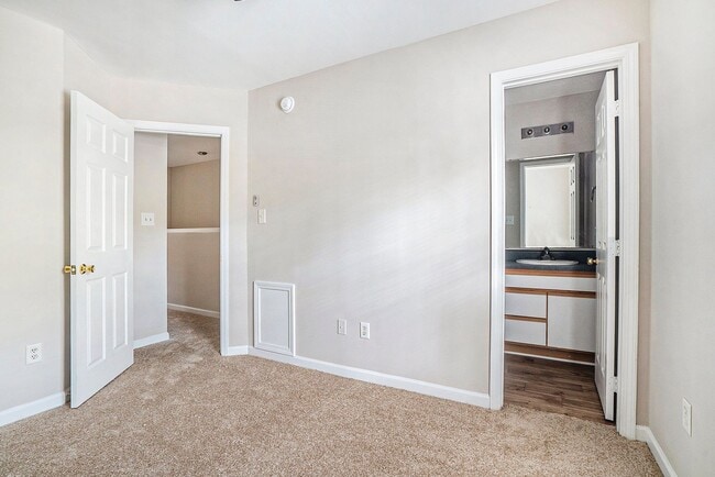 Building Photo - Conveniently Located 3BR/2.5BA Townhome in...