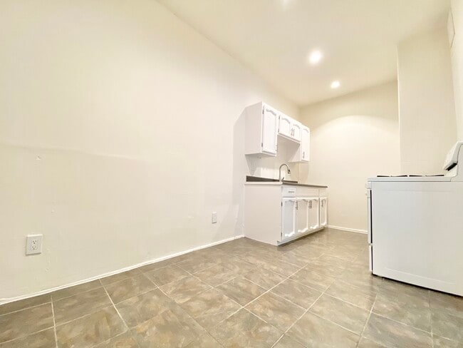 Building Photo - 1516 S Wilton Pl