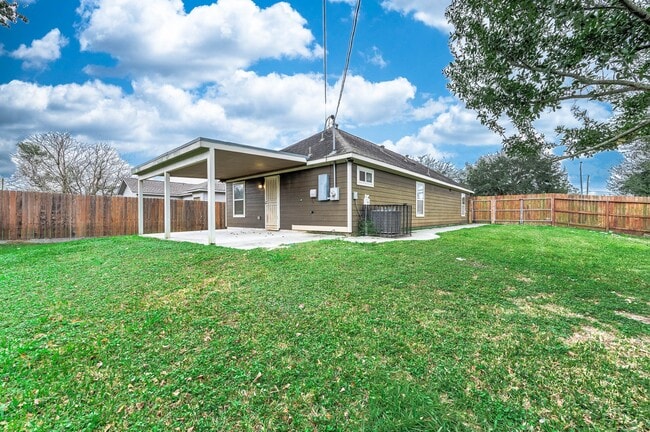 Building Photo - 3021 Sparrow St