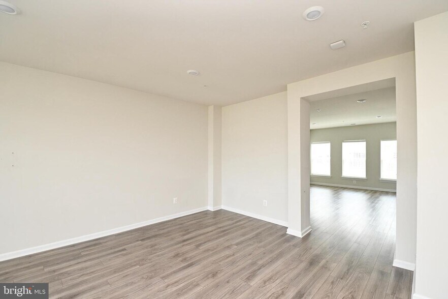 Building Photo - 5555 Lanteen St