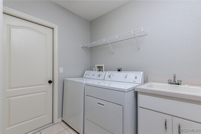 Building Photo - 320 N Fresno Ave