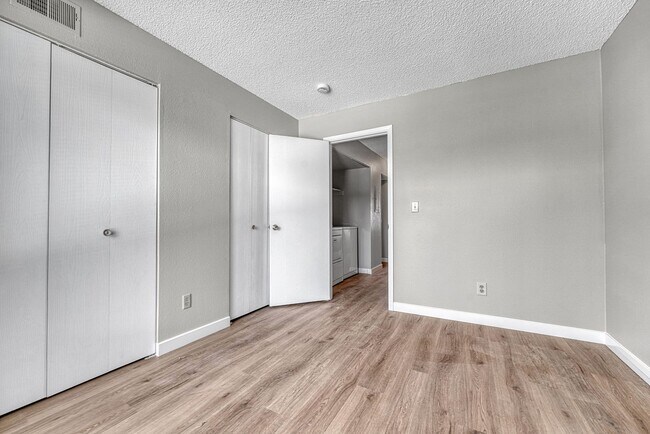 Building Photo - Updated 2 bed / 1 bath home in Lakewood!