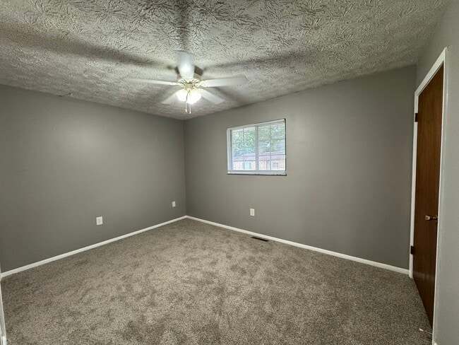Building Photo - 5031 W Pea Ridge Rd
