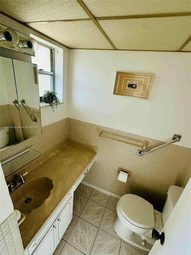 Building Photo - 215 SE 3rd Ave