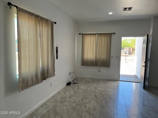 Building Photo - 545 W Ocotillo St